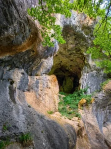 Stjenoviti ambijent i pećinski otvor u blizini vodopada Žukovica