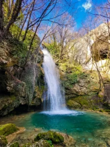 Pogled na slapove i tirkizni bazen vodopada Žukovica