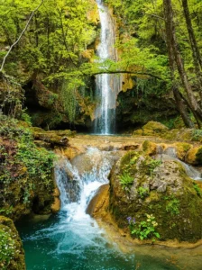 Detaljan pogled na kaskade i prirodni pad vode vodopada Žukovica