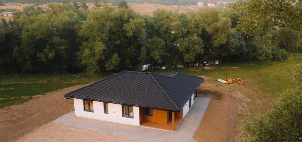 Pogled iz vazduha na Villu Verde House na rijeci Strubi kod Livna