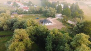 Pogled iz vazduha na Villu Verde House na rijeci Strubi kod Livna